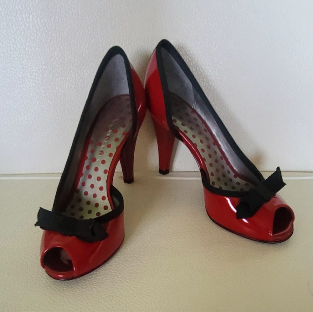 Ann Klein Red Patent Leather Peep Toe Heels with Black Bow Sz 5